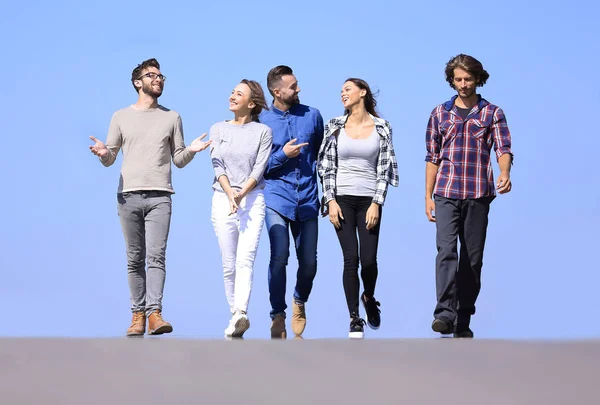 Team von Freunden, geht auf der Straße — Stockfoto