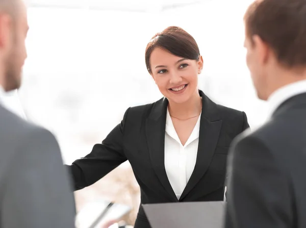 Mujer de negocios sonriente mostrando información de colegas en el rotafolio . — Foto de Stock