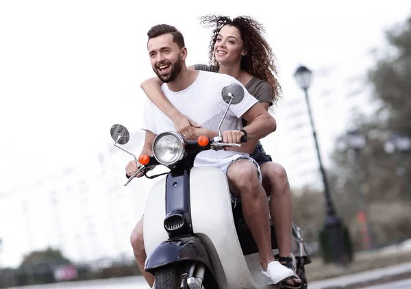 Felice coppia allegra cavalcando scooter d'epoca. Concetto di viaggio . — Foto Stock