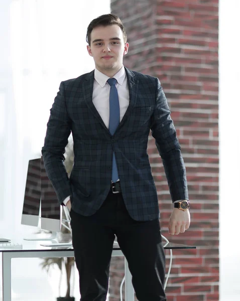 Jeune employé dans le bureau — Photo