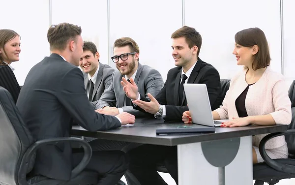 Empresario realizando un taller con el equipo empresarial — Foto de Stock