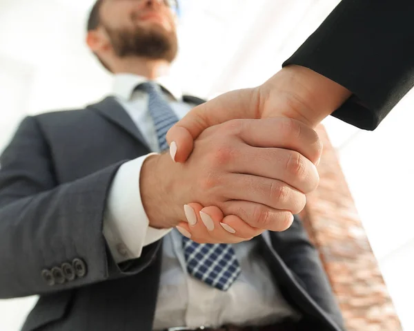 Des dirigeants d'entreprise félicitent l'accord commercial conjoint — Photo