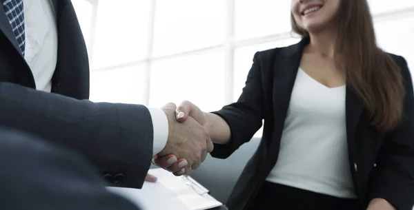握手をする２人のビジネスマンのクローズアップ — ストック写真