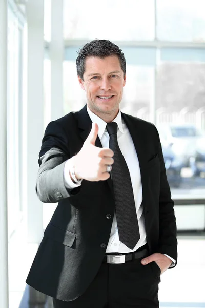 Uomo d'affari di successo mostrando pollice in su — Foto Stock