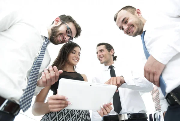 Geschäftsleute im Büro unterhalten sich und nutzen digitales Tablet. — Stockfoto