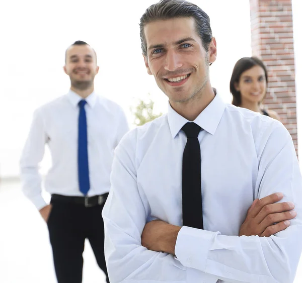 Retrato de una persona de negocios exitosa en el fondo de sus colegas . —  Fotos de Stock