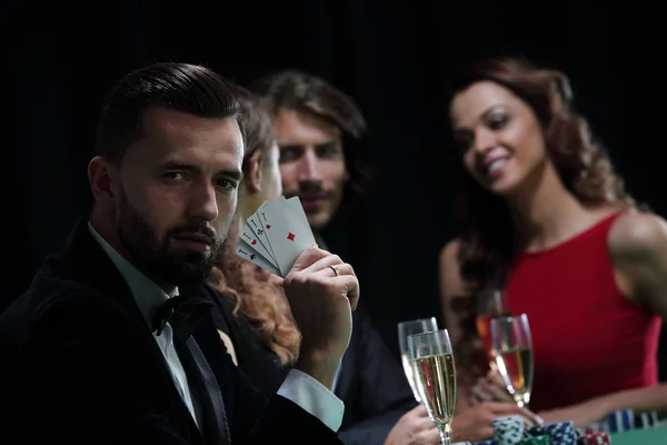 Schöner Mann spielt im Casino — Stockfoto