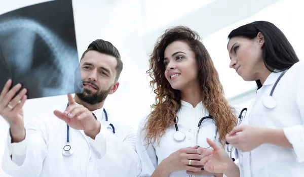 Grupo de trabajadores médicos que examinan la radiografía de los pacientes — Foto de Stock