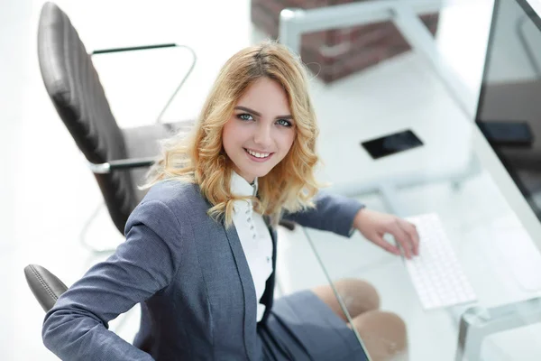 Mulher de negócios digitando no teclado do computador — Fotografia de Stock
