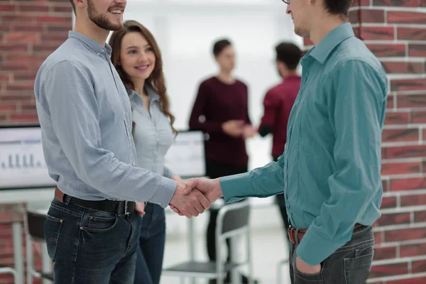 Empresários apertando as mãos antes de se encontrarem na sala de reuniões . — Fotografia de Stock