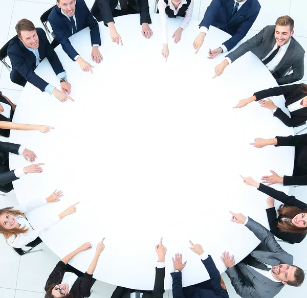 Een groep zakenmensen die aan de ronde tafel zitten. het bedrijfsconcept — Stockfoto