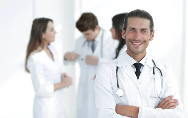 Усміхнений лікар-терапевт на розмитому фоні . — стокове фото