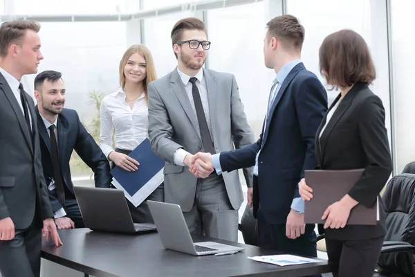 Handschlag mit Geschäftspartnern bei einem Treffen im Büro — Stockfoto