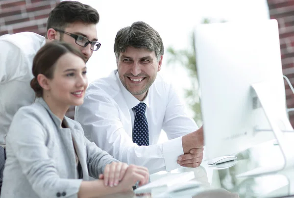 Equipe de negócios discutindo informações sentadas na mesa — Fotografia de Stock