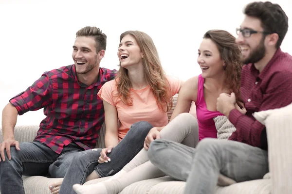 Jóvenes amigos sentados en el sofá y apoyando a su equipo favorito —  Fotos de Stock