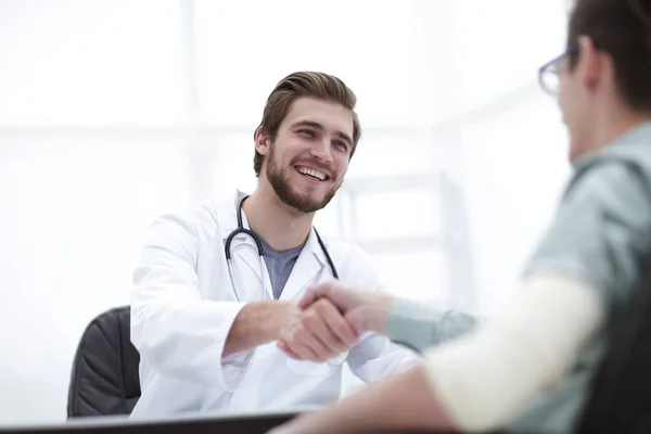 Doctor welcoming a patient in his studio — Stock Photo, Image