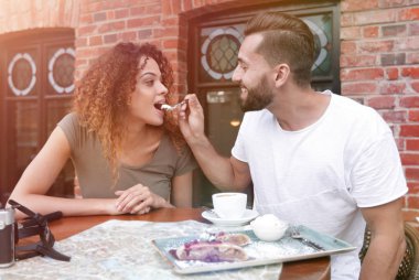 Açık havada kafede oturan Avrupa tatil Çift