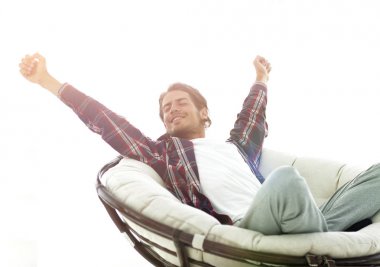 şık adam rahat bir sandalye germe