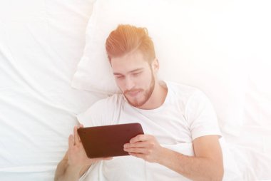 En iyi view.young adam dijital bir tablete yazma