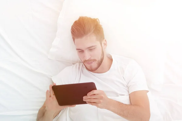 Övre view.young man att skriva på en digital tablett — Stockfoto