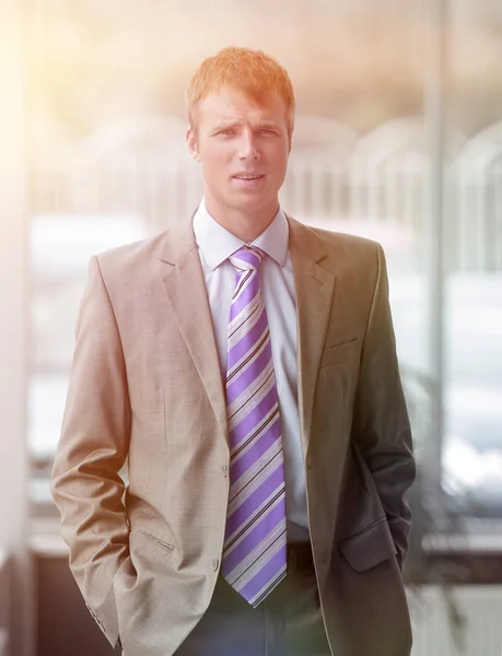 Jovem empresário bem sucedido feliz em um terno cinza — Fotografia de Stock