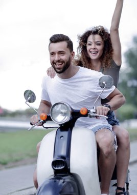 Mutlu çift scooter yaz tatil tatile heyecanlı sürüş