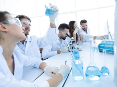 Laboratuvarda çalışan genç microbiologists.