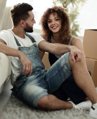 kanepede oturan ve gelecekle ilgili rüya genç Çift