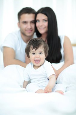 Beyaz izole mutlu genç aile portresi