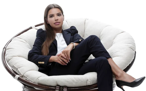Jovem mulher de negócios relaxa em uma cadeira redonda — Fotografia de Stock