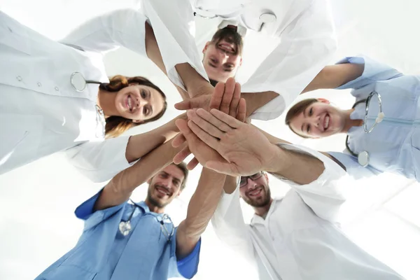 Alt görünümü. kapatmak yukarıya-in bir doktorlar birlikte ellerini katlanmış — Stok fotoğraf