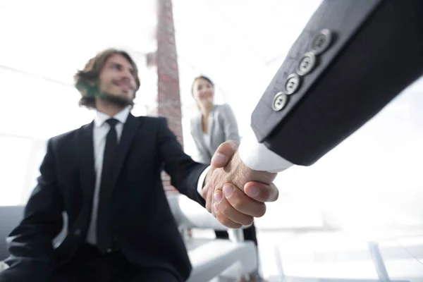 Närbild av en business hand skaka — Stockfoto