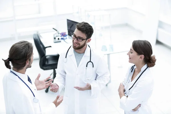 Grupo de médicos hablando — Foto de Stock