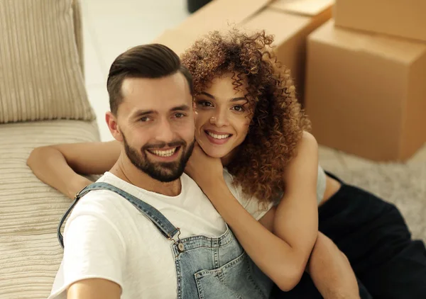 Jovem casal feliz em um novo apartamento . — Fotografia de Stock