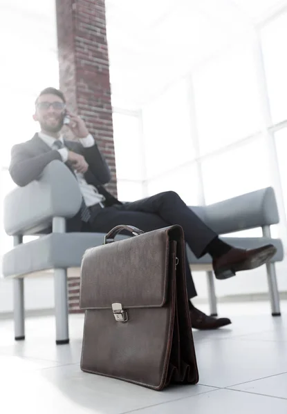 Podnikatel sedí na pohovce v kanceláři — Stock fotografie