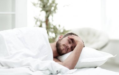 genç adam bir rahat otel odasında uyuyor