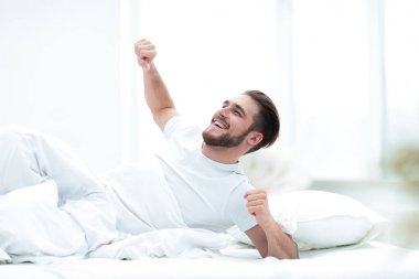 yakışıklı adam rahat bir yatak odasında uyanma.
