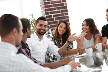 yaratıcı ekibi tartışırken, yakın çekim