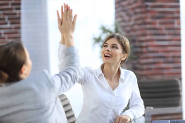 İş ekibinin üyeleri birbirlerine beşlik çakıyor..
