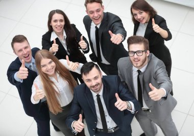 Başarılı bir iş ekibi baş parmak kaldırıyor.