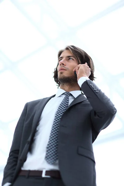 Empresário falando no celular .isolated no branco . — Fotografia de Stock