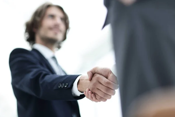 Dois empresários apertando as mãos cumprimentando um ao outro — Fotografia de Stock