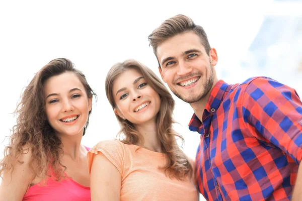 Gros plan de trois jeunes gens souriant sur fond blanc — Photo