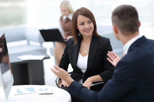 Manager som pratar med en kollega på arbetsplatsen — Stockfoto