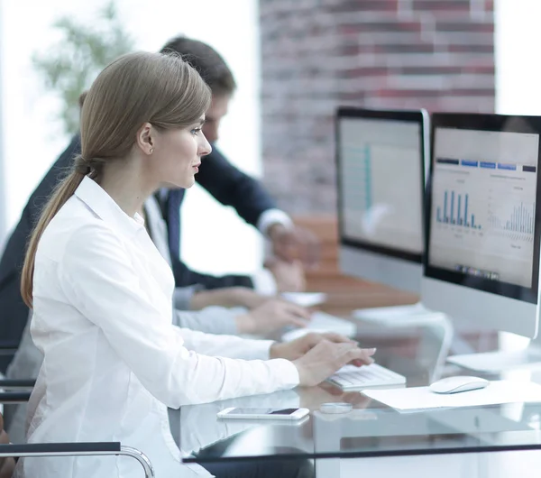 Business team dat werkt op computers met financiële gegevens. — Stockfoto