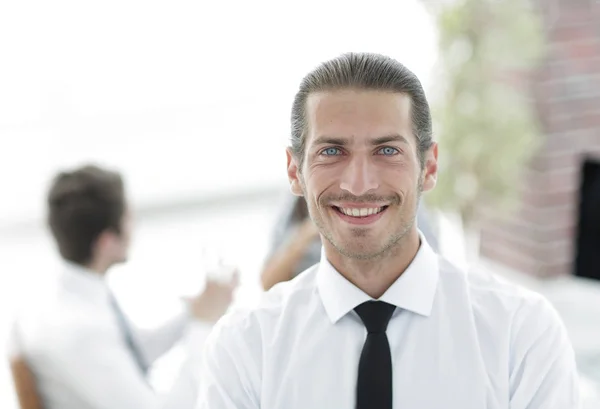 Jóvenes hombres de negocios exitosos en un fondo borroso — Foto de Stock