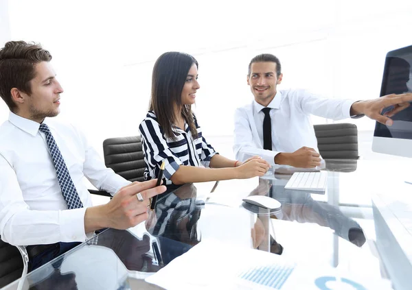 Empleados discutiendo estadísticas de ventas . —  Fotos de Stock