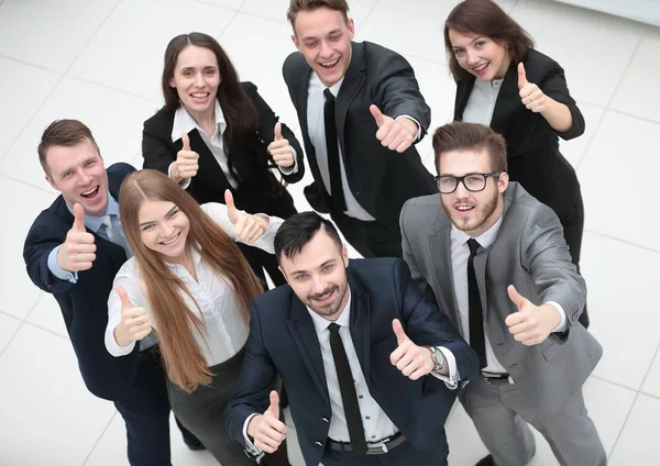 Exitoso equipo de negocios sosteniendo un pulgar hacia arriba — Foto de Stock