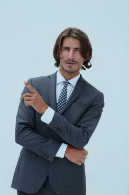 Genç ve yakışıklı bir işadamı parmağıyla işaret ediyor.