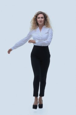 iş kadını güvenle ileriye uzun adımlarla.